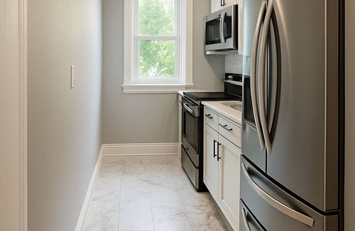 Manchester House | 3BR Fire Pit Near Hospitals & Arena Sleeps 6+ Full Kitchen & Parking