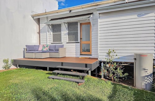 North Toowoomba House | Stylish Retreat: Garden Oasis