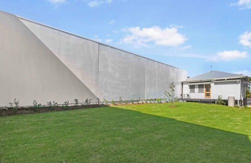 North Toowoomba House | Stylish Retreat: Garden Oasis