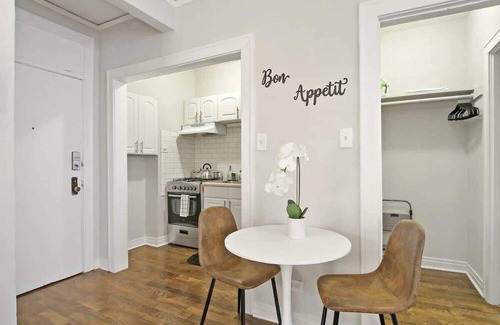 Hyde Park Apartment | Comfortable Minimalist Studio Apt