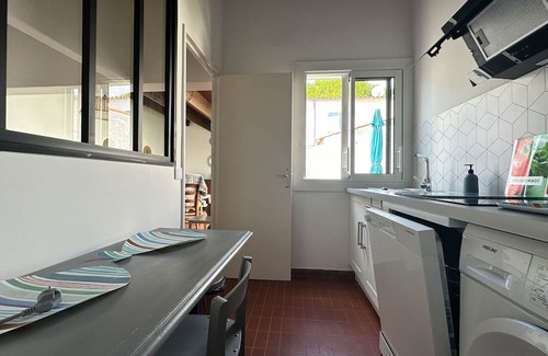 La Palmyre House | Renovated 2BR Villa near Beach & Shops - La Palmyre