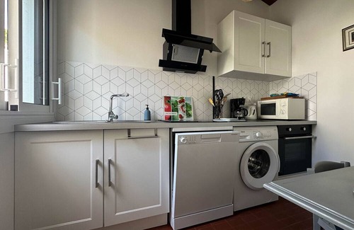 La Palmyre House | Renovated 2BR Villa near Beach & Shops - La Palmyre