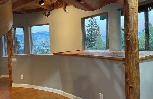 Skidmore Academy Historic District House | Monthly Rental Circular House blocks to Downtown & Oregon Shakespeare Festival