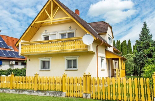 Balatonkeresztur House | Stunning villa for 5 guests with A/C, TV, terrace and parking
