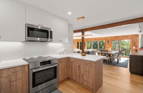 Grantham Ski Chalet | Luxury retreat in Eastman community near mount Sunapee, Dartmouth College.