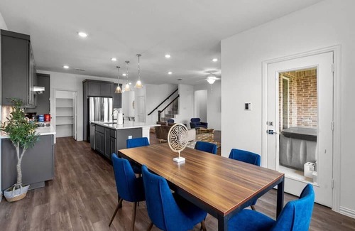 Haslet House | Haslet House · Luxury and Spacious Family Retreat w Jacuzzi