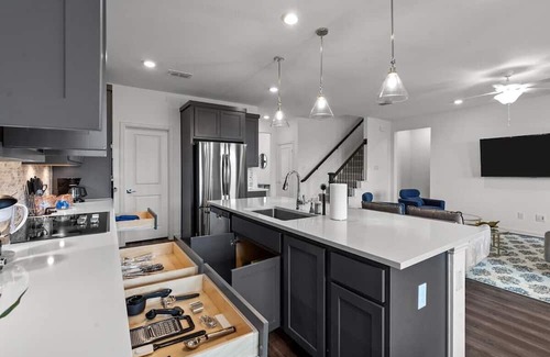 Haslet House | Haslet House · Luxury and Spacious Family Retreat w Jacuzzi