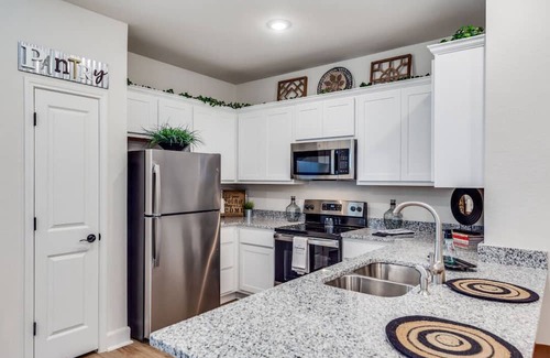 San Antonio House | Amazing 3 Bed 2 Bath Walk to Everything 6 Flags is Minutes Away