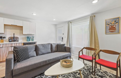 Old East Dallas Apartment | 1st floor apartment near Downtown Dallas with free parking.