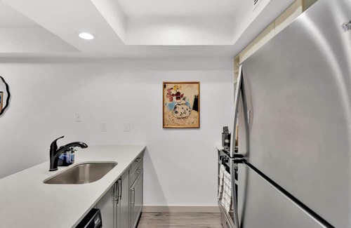 Clarksville Apartment | Walkable 1st-Floor Austin Stay – King Bed, Pet Friendly, Free Parking, Sleeps 10