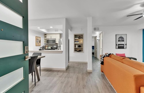 Clarksville Apartment | Walkable 1st-Floor Austin Stay – King Bed, Pet Friendly, Free Parking, Sleeps 10