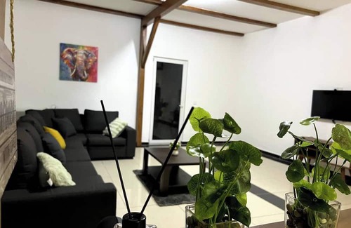 Sekondi-Takoradi House | Cozy House at Beach Road Takoradi. Minute to Beach!