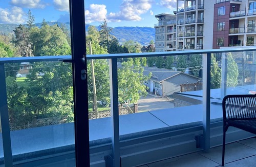 South Pandosy Apartment | Lakeside Retreat w/Rooftop Pool, Hot Tub, Firepits & BBQs – 10 min to Downtown