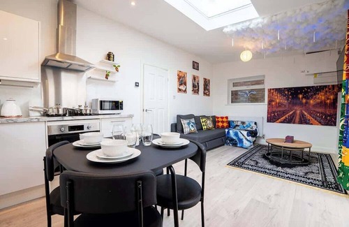 Watford Apartment | Spacious 1-BR Flat in Watford |Warner Bros. Studio