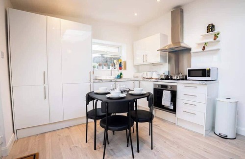 Watford Apartment | Spacious 1-BR Flat in Watford |Warner Bros. Studio
