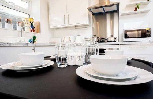 Watford Apartment | Spacious 1-BR Flat in Watford |Warner Bros. Studio