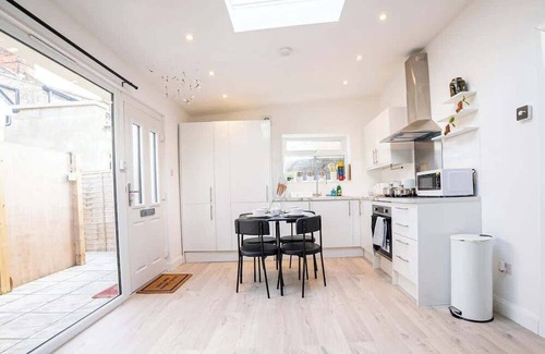 Watford Apartment | Spacious 1-BR Flat in Watford |Warner Bros. Studio