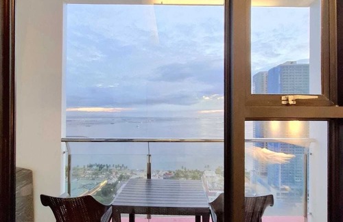 Ermita Night District Apartment | Luxury 1-bedroom apartment with Manila Bayviews with AC, Pool, Balcony, Netflix