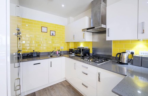 Slough House | Foxherne 6 Bed and 3 Bath Serviced House 20 with Parking - Slough