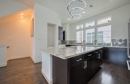 Washington Ave./ Memorial Park House | Luxury Downtown 3BR Gem W/Skyline View - Lower Heights