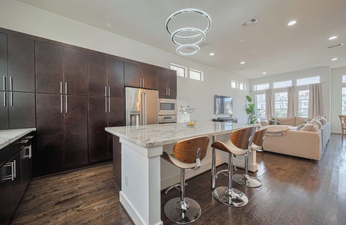 Washington Ave./ Memorial Park House | Luxury Downtown 3BR Gem W/Skyline View - Lower Heights