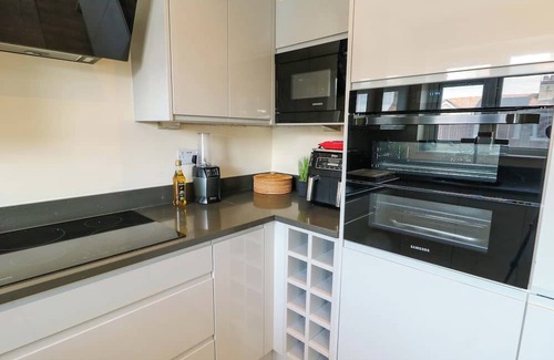 Rhos on Sea Cottage | HAFAN RHOS, country holiday cottage, with a garden in Rhos-On-Sea