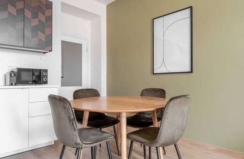 Vrsovice Apartment | Blueground | Prague 10, nr park & foodie area (PRG-18)
