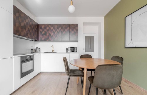 Vrsovice Apartment | Blueground | Prague 10, nr park & foodie area (PRG-18)