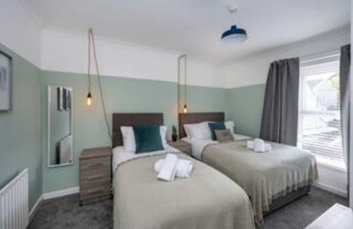 Margam House | Parking, 2 Bathrooms, Dining Space & Garden