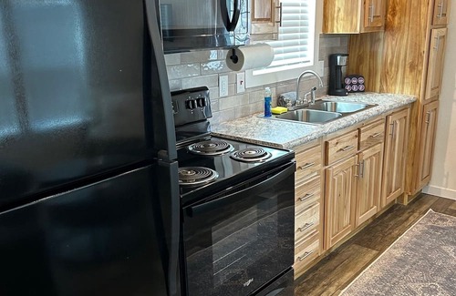 Honey Grove Cabin | 803 Charming cabin with WiFi and AC in serene Honey Grove
