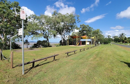 St Helens Beach House | Serene St Helens Beach affordable. Multi Families. Crabbing, fishing & relax.