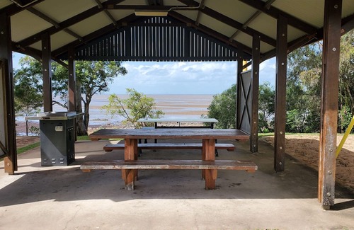 St Helens Beach House | Serene St Helens Beach affordable. Multi Families. Crabbing, fishing & relax.