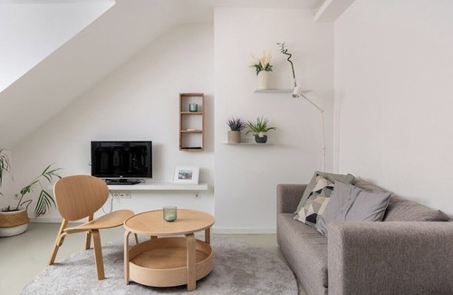 Dusseldorf Old Town Apartment | 2-BedRoom Apartment in Old Town - 10min Messe | 5 people