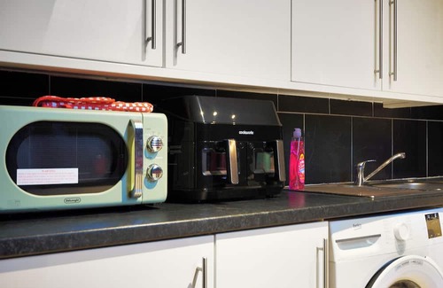 Spencers Wood Apartment | King Size beds, CCTV parking , Discounts