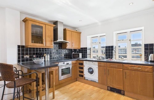 Wolverhampton Apartment | City View | Sleeps 8 | Contractors | Long stays
