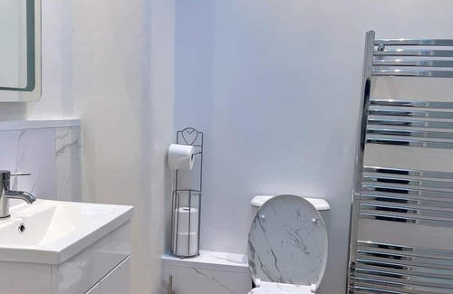 Middleton House | Spacious 3-Bedroom Family Home in Quiet Middleton | Minutes from Manchester City