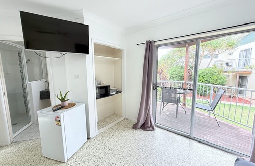 Emu Park Resort | Emu Park Beach Resort, Queen Room with balcony for 2 Guest