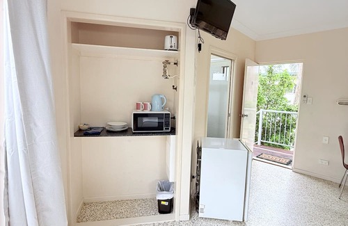 Emu Park Resort | Emu Park Beach Resort, Queen Room with balcony for 2 Guest