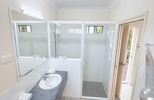 Emu Park Resort | Emu Park Beach Resort, Queen Room with balcony for 2 Guest