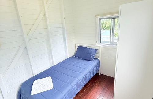 Emu Park Resort | Beach Dorm accommodation with shared toilet & shower