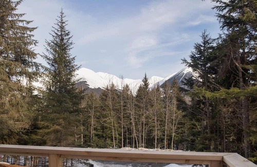 Girdwood House | Luxury getaway with Alaskan mountain views