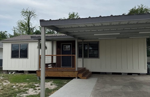 Lake Charles House | Charming 2-bedroom house with WiFi, AC in delightful Lake Charles
