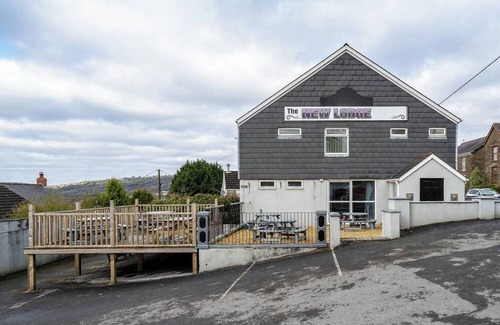 Margam Apartment | En-Suite Single Room, Microwave & Fridge, Parking