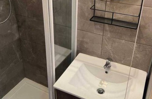 Margam Apartment | Parking, En-Suite Double Room, Kitchen