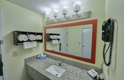 West Yarmouth Resort | Cozy Escape w/Indoor Pool, Playground, & Complimentary Breakfast for Families