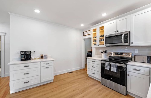Framingham Condo | Luxurious 3BR Condo in Suburban Charm & Quick Access to Boston