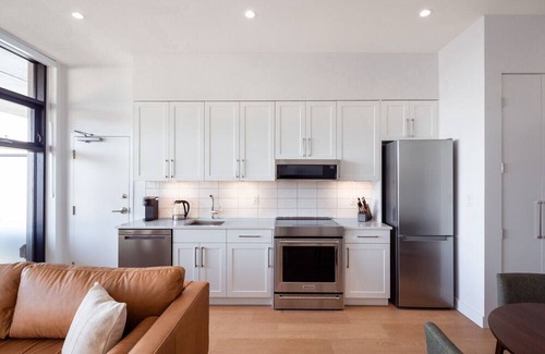 Regional District of Nanaimo Apartment | Suite 104 – One-Bedroom Oceanview King Suite