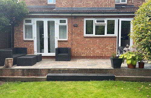 Enfield Lock House | Modern Canal-View 4 Bedroom Home in London