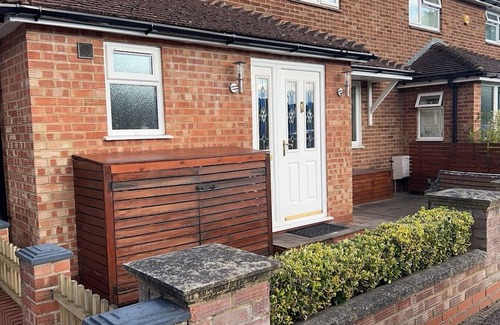 Enfield Lock House | Modern Canal-View 4 Bedroom Home in London