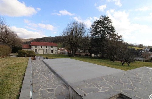 Jussac Cottage | Charming Cottage Near Volcano Park with WiFi and Garden